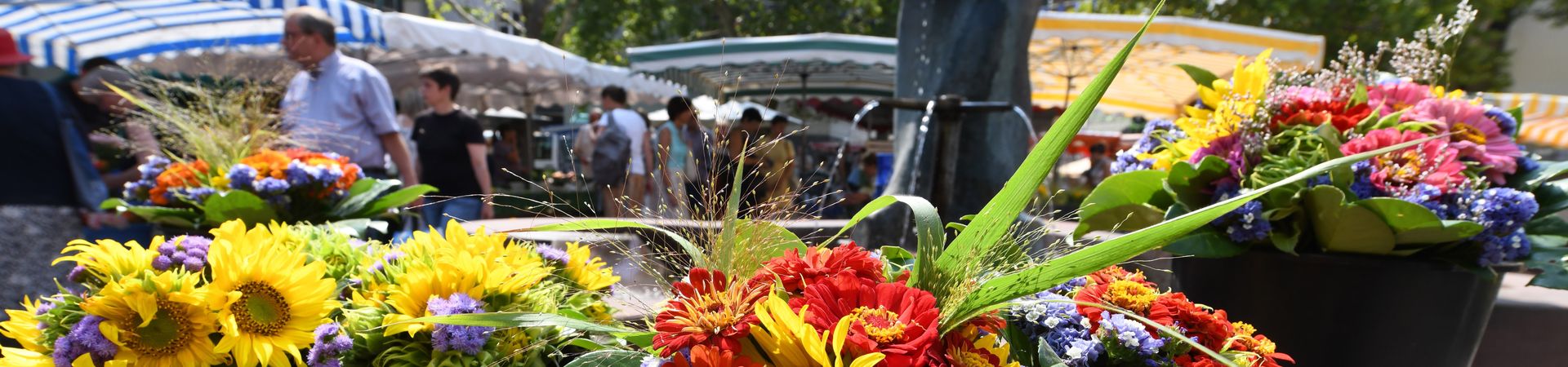 Blumengebinde am Marktbrunnen